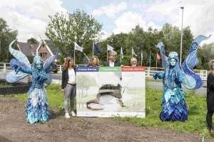 Bestuurders met het presentatiebord en verklede waternimfen 